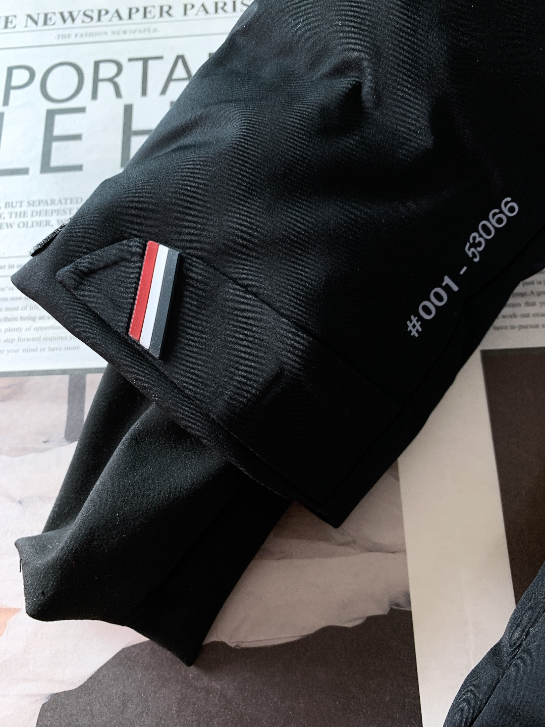 Moncler 蒙口 2025FW秋冬新品休闲连帽羽绒服。标志性三色刺绣徽章缀于臂袋，搭配刻字金属按扣，