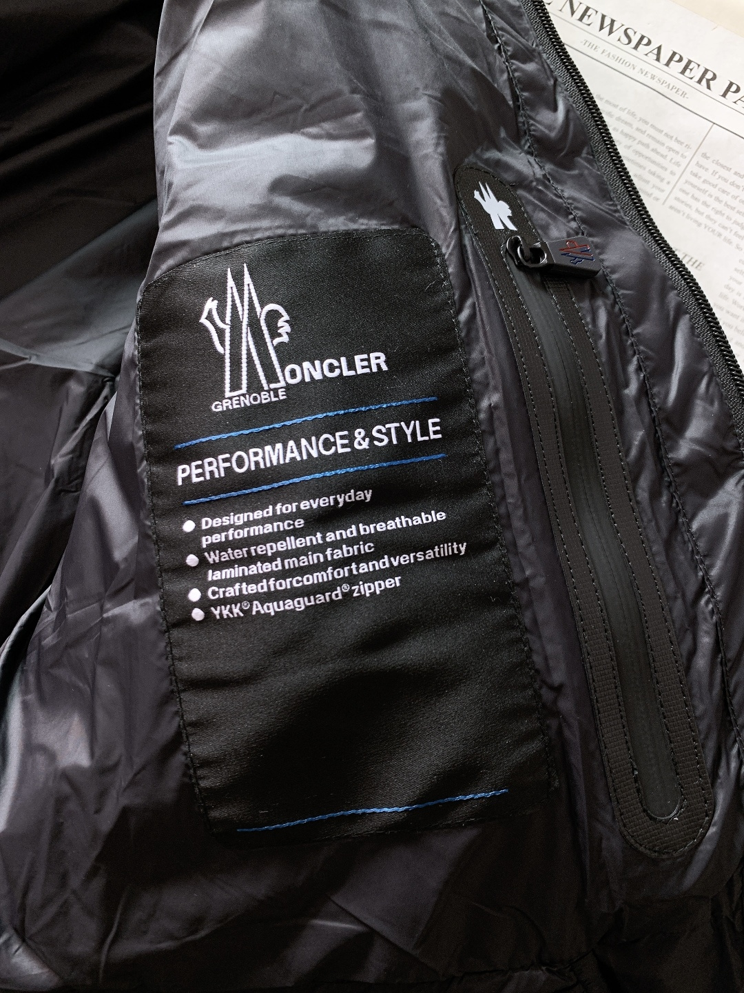 Moncler 蒙口 2025FW秋冬新品休闲连帽羽绒服。标志性三色刺绣徽章缀于臂袋，搭配刻字金属按扣，