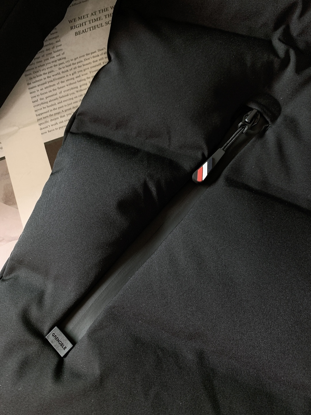 Moncler 蒙口 2025FW秋冬新品休闲连帽羽绒服。标志性三色刺绣徽章缀于臂袋，搭配刻字金属按扣，