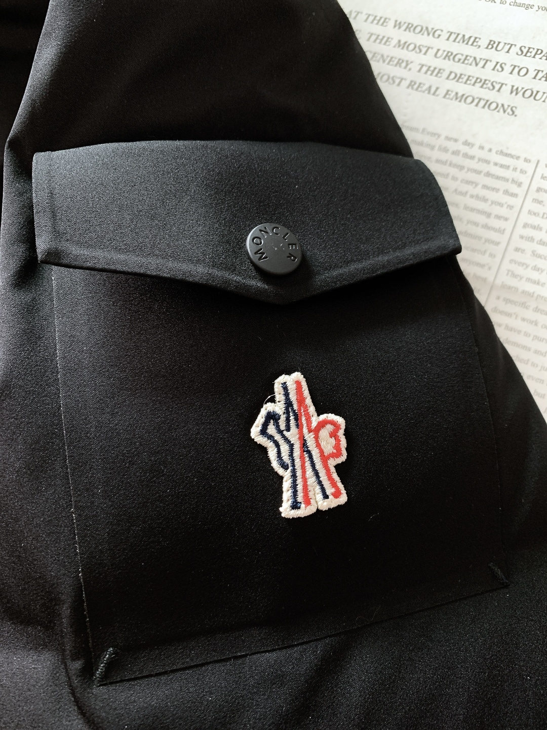 Moncler 蒙口 2025FW秋冬新品休闲连帽羽绒服。标志性三色刺绣徽章缀于臂袋，搭配刻字金属按扣，