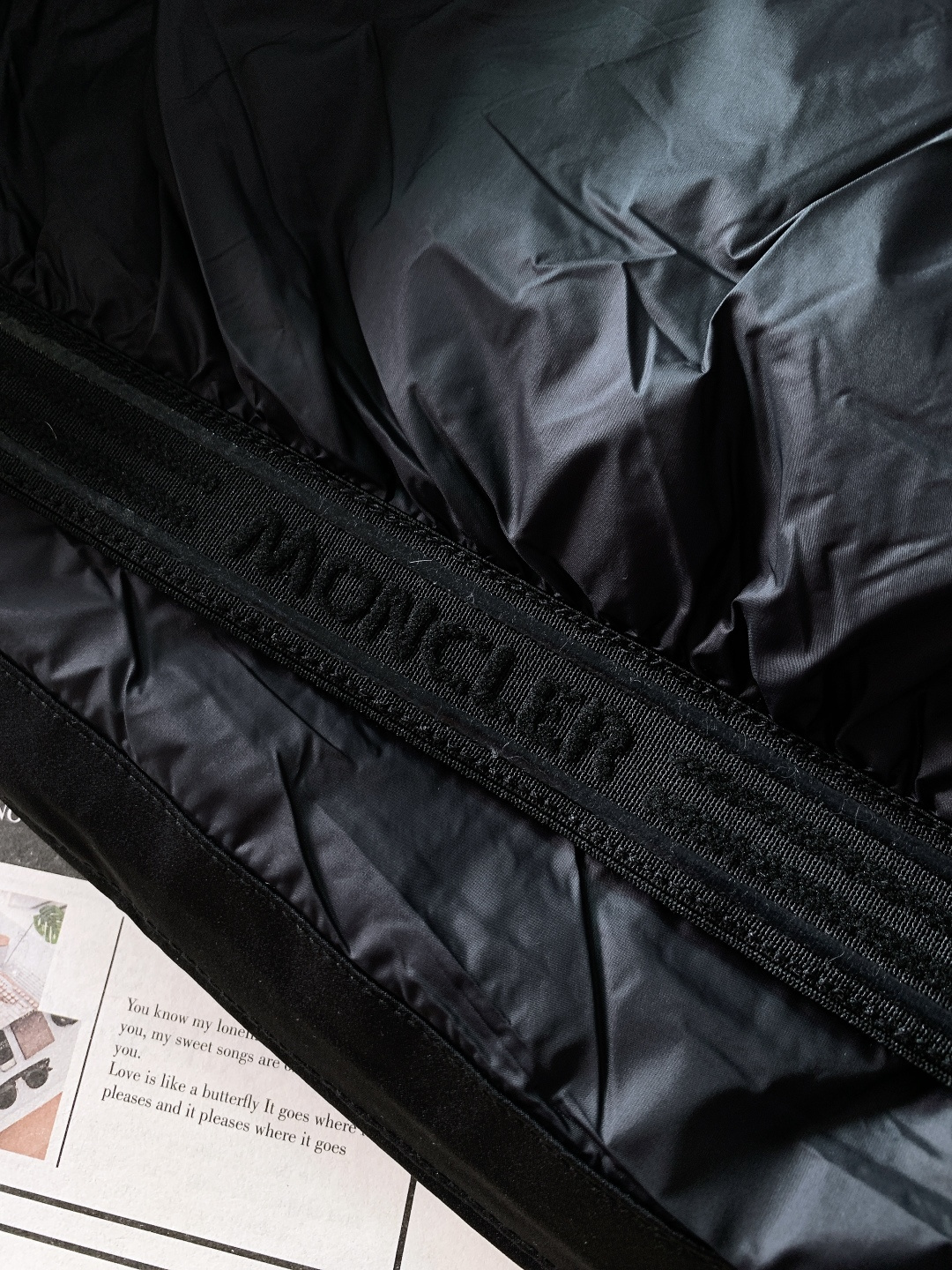 Moncler 蒙口 2025FW秋冬新品休闲连帽羽绒服。标志性三色刺绣徽章缀于臂袋，搭配刻字金属按扣，