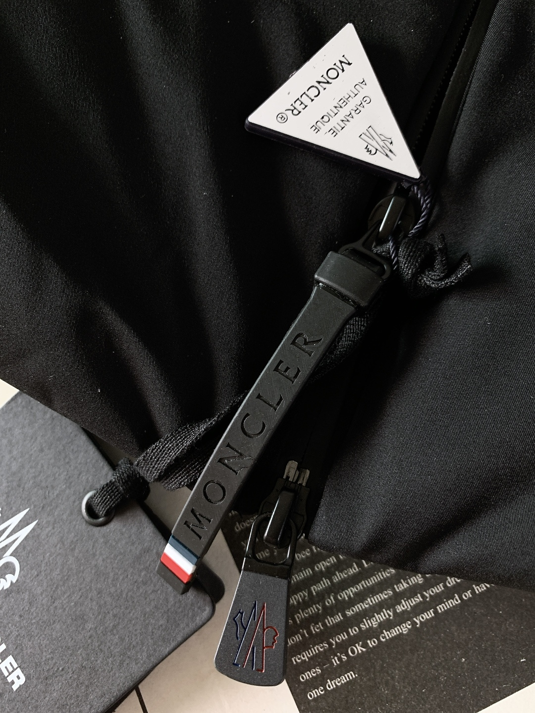 Moncler 蒙口 2025FW秋冬新品休闲连帽羽绒服。标志性三色刺绣徽章缀于臂袋，搭配刻字金属按扣，