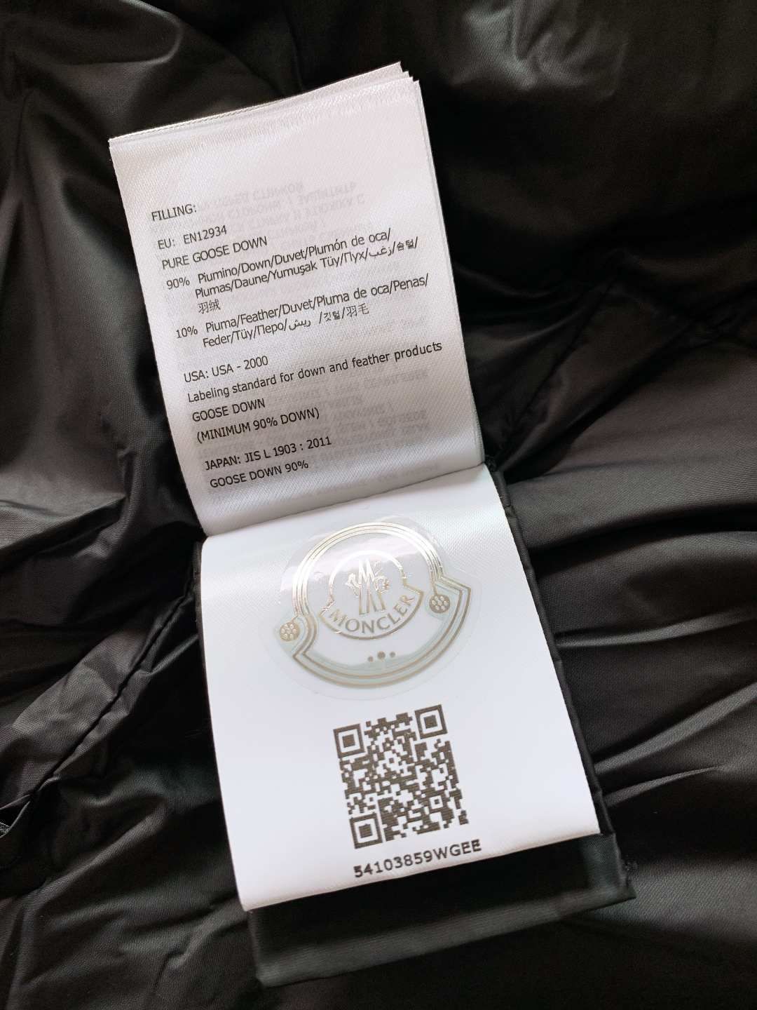 Moncler 蒙口 2025FW秋冬新品休闲连帽羽绒服。标志性三色刺绣徽章缀于臂袋，搭配刻字金属按扣，