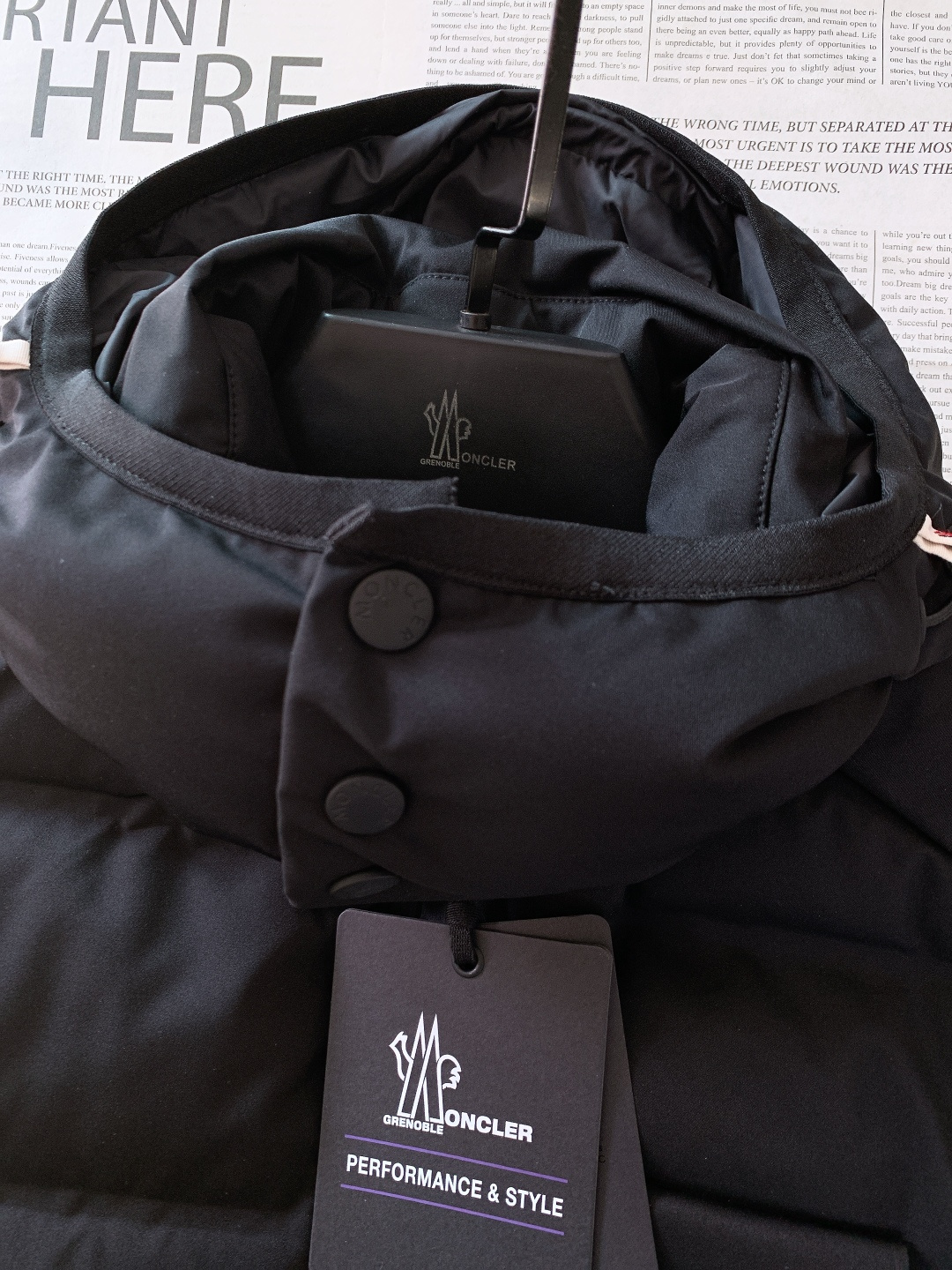 Moncler 蒙口 2025FW秋冬新品连帽羽绒马甲背心。经典三色刺绣徽章缀于胸前工装袋，搭配刻字标识