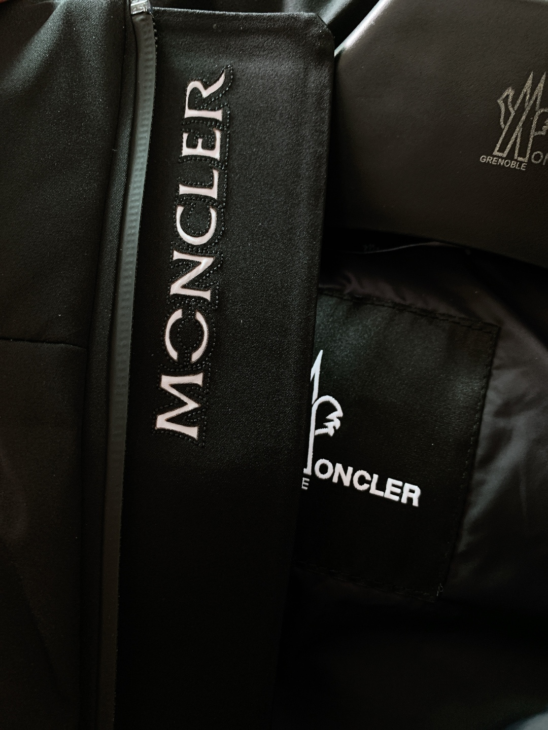 Moncler 蒙口 2025FW秋冬新品连帽羽绒马甲背心。经典三色刺绣徽章缀于胸前工装袋，搭配刻字标识