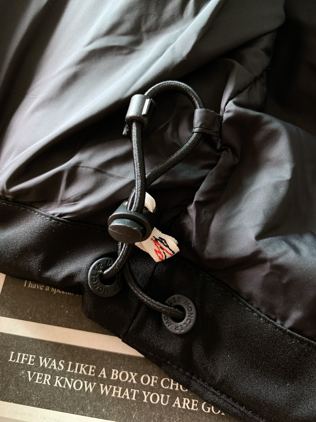 Moncler 蒙口 2025FW秋冬新品连帽羽绒马甲背心。经典三色刺绣徽章缀于胸前工装袋，搭配刻字标识