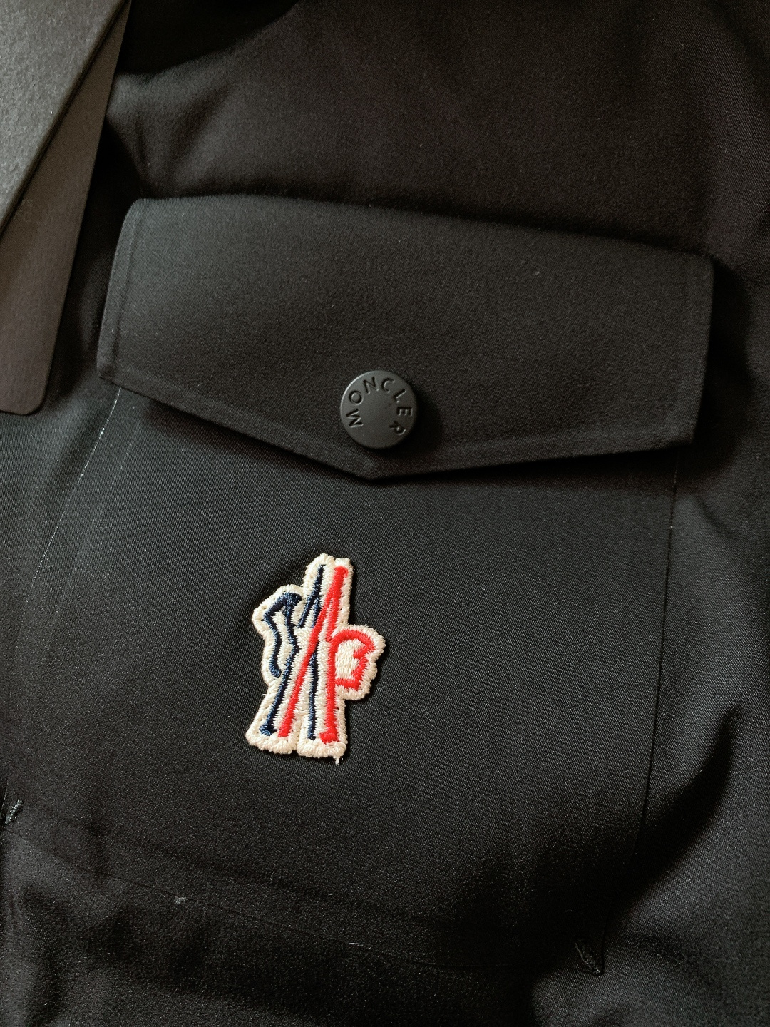 Moncler 蒙口 2025FW秋冬新品连帽羽绒马甲背心。经典三色刺绣徽章缀于胸前工装袋，搭配刻字标识