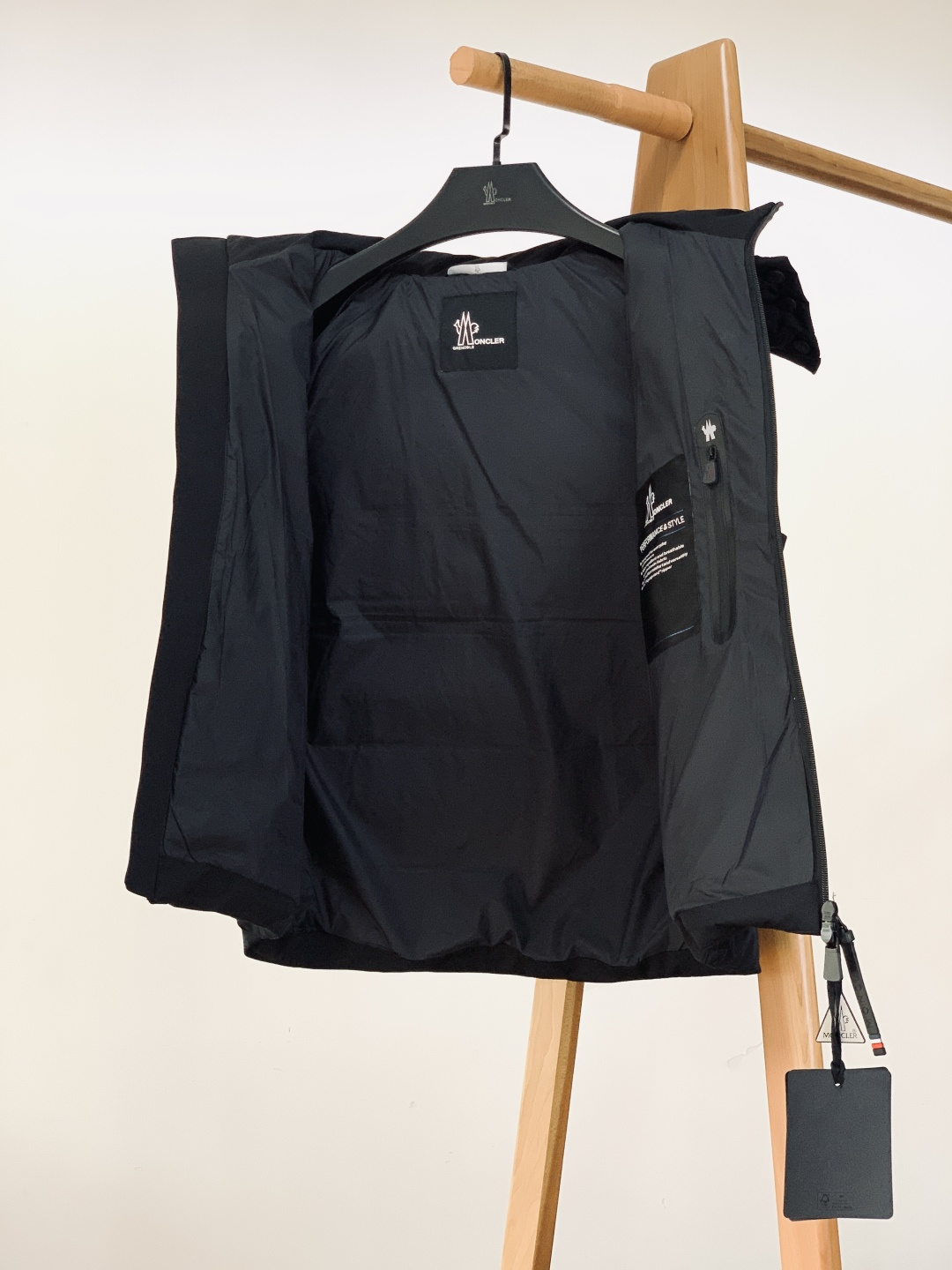 Moncler 蒙口 2025FW秋冬新品连帽羽绒马甲背心。经典三色刺绣徽章缀于胸前工装袋，搭配刻字标识