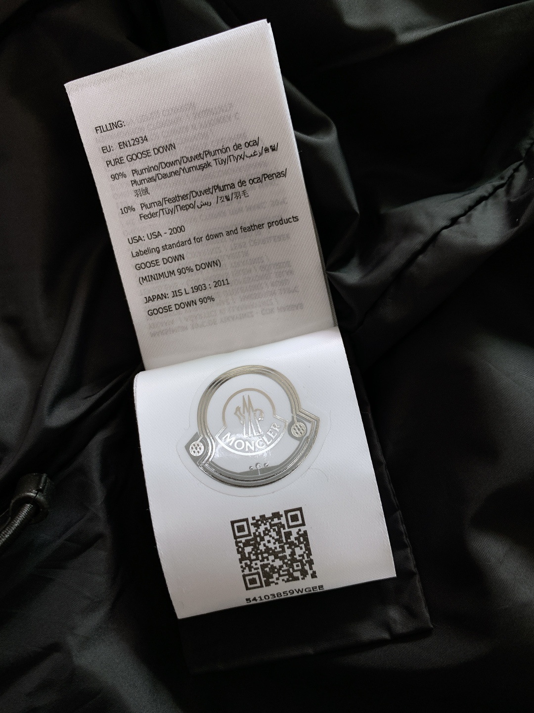 Moncler 蒙口 2025FW秋冬新品连帽羽绒马甲背心。经典三色刺绣徽章缀于胸前工装袋，搭配刻字标识