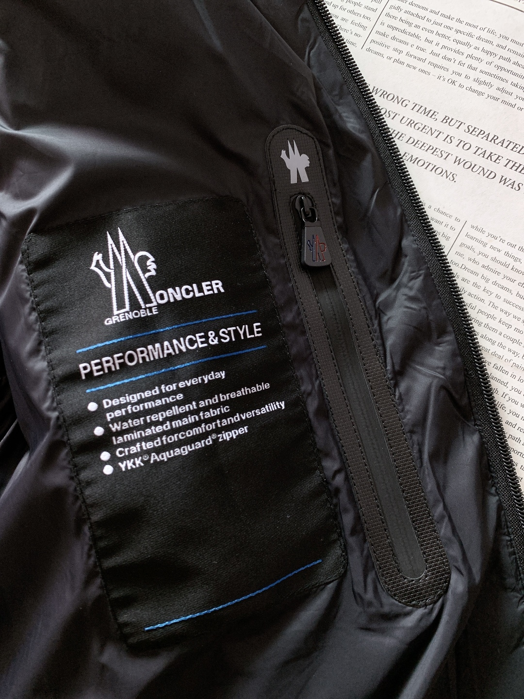 Moncler 蒙口 2025FW秋冬新品连帽羽绒马甲背心。经典三色刺绣徽章缀于胸前工装袋，搭配刻字标识