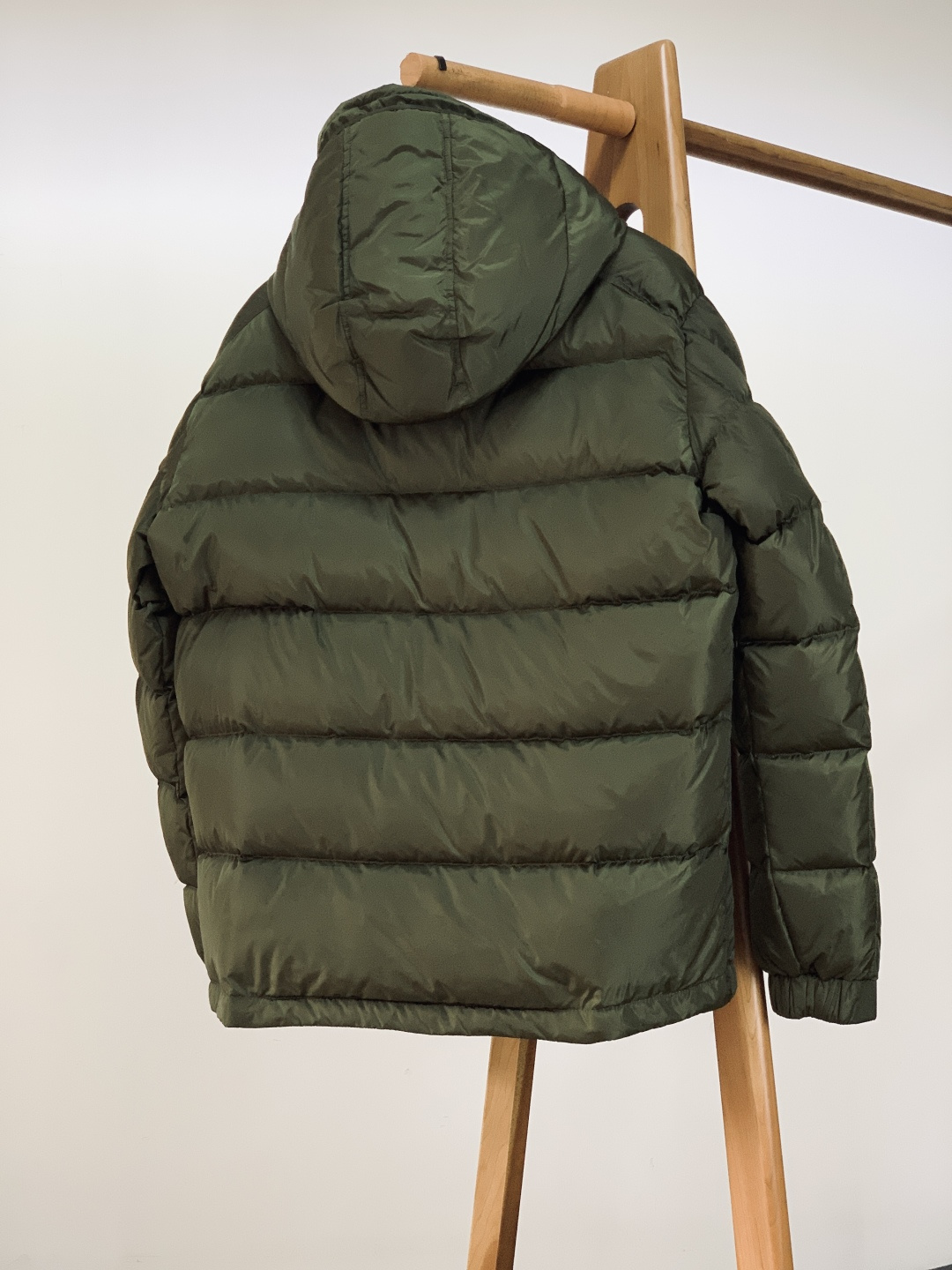 Moncler 蒙口 Vezere羽绒服 经典基因里的轻暖质感。采用Longue Saison专属面料，