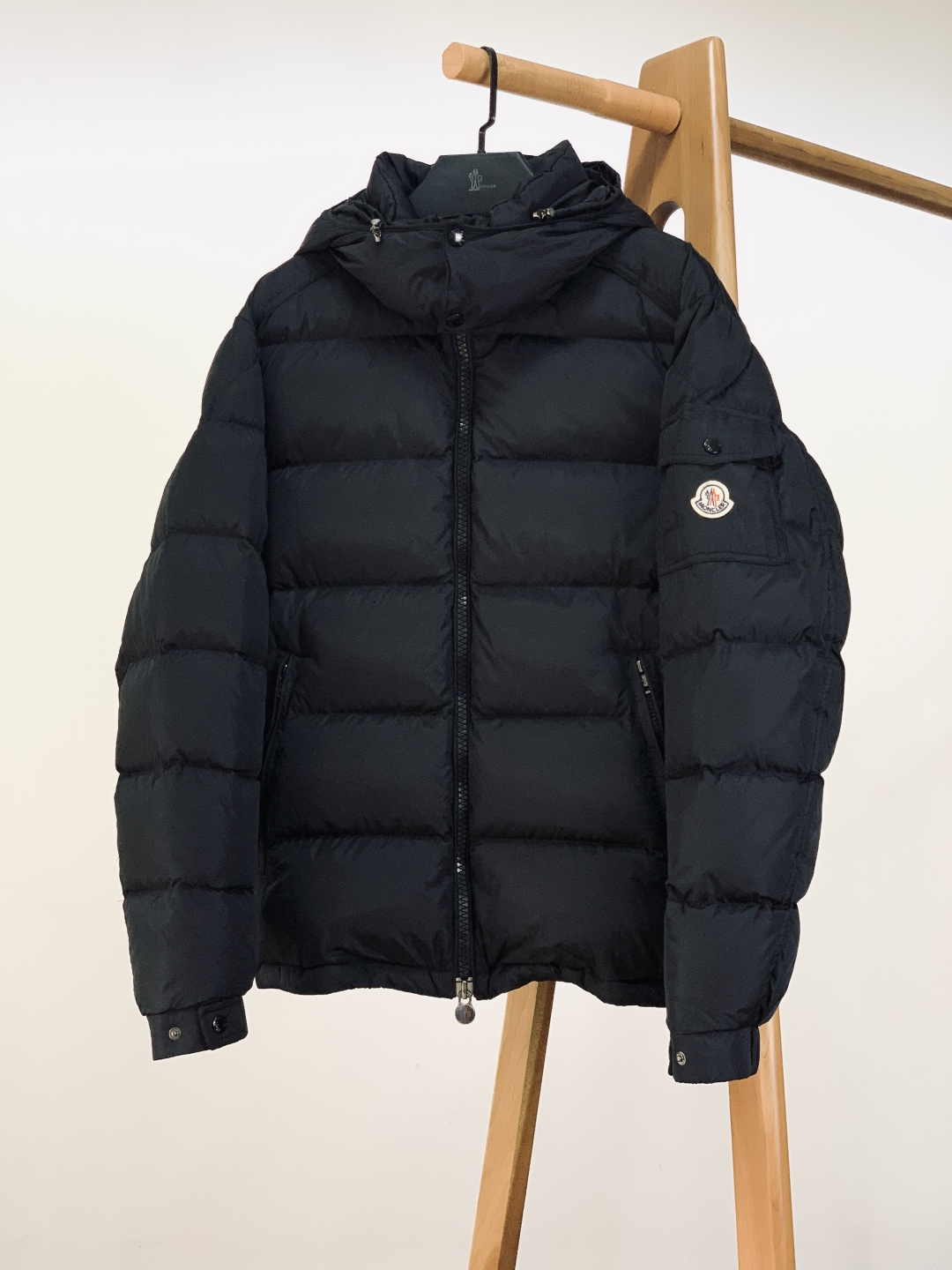 Moncler 蒙口 Vezere羽绒服 经典基因里的轻暖质感。采用Longue Saison专属面料，