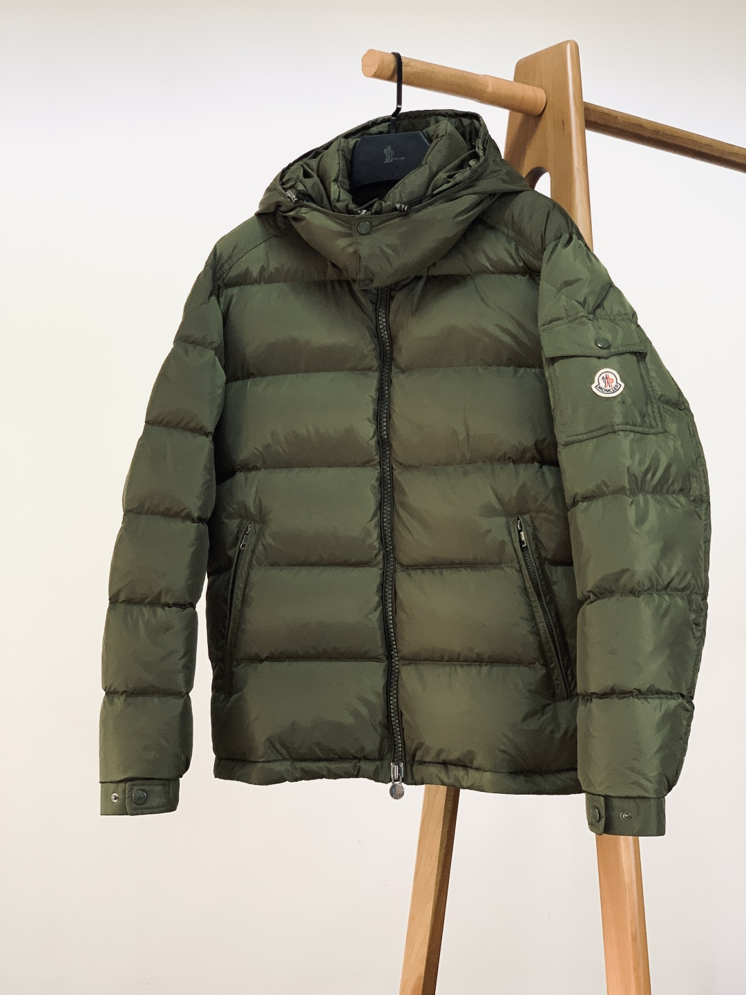 Moncler 蒙口 Vezere羽绒服 经典基因里的轻暖质感。采用Longue Saison专属面料，