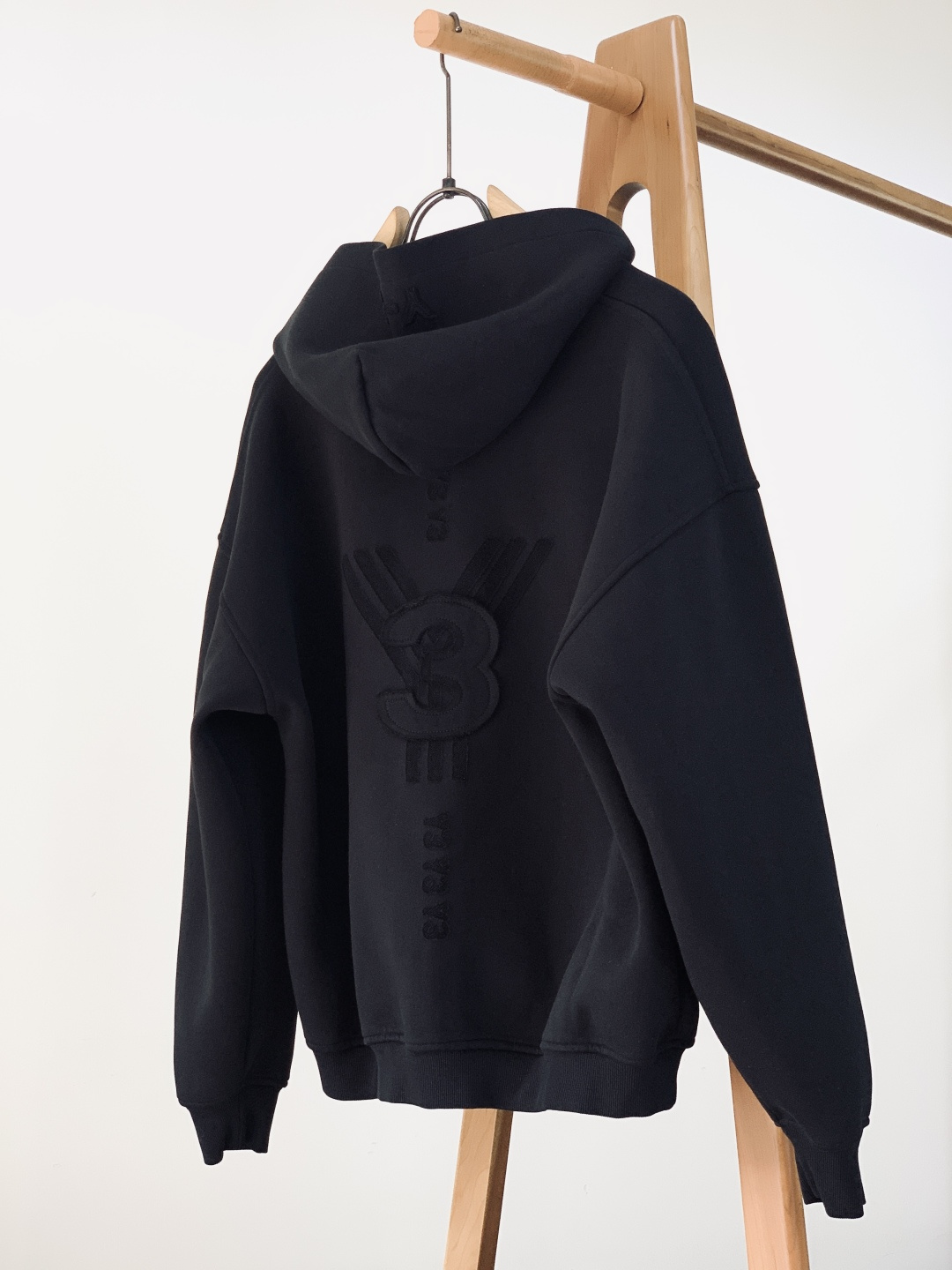 Y-3 山本耀司 2025FW秋冬新品连帽拉链卫衣。甄选420g高密全棉毛圈面料，采用新疆长绒棉双股纱线