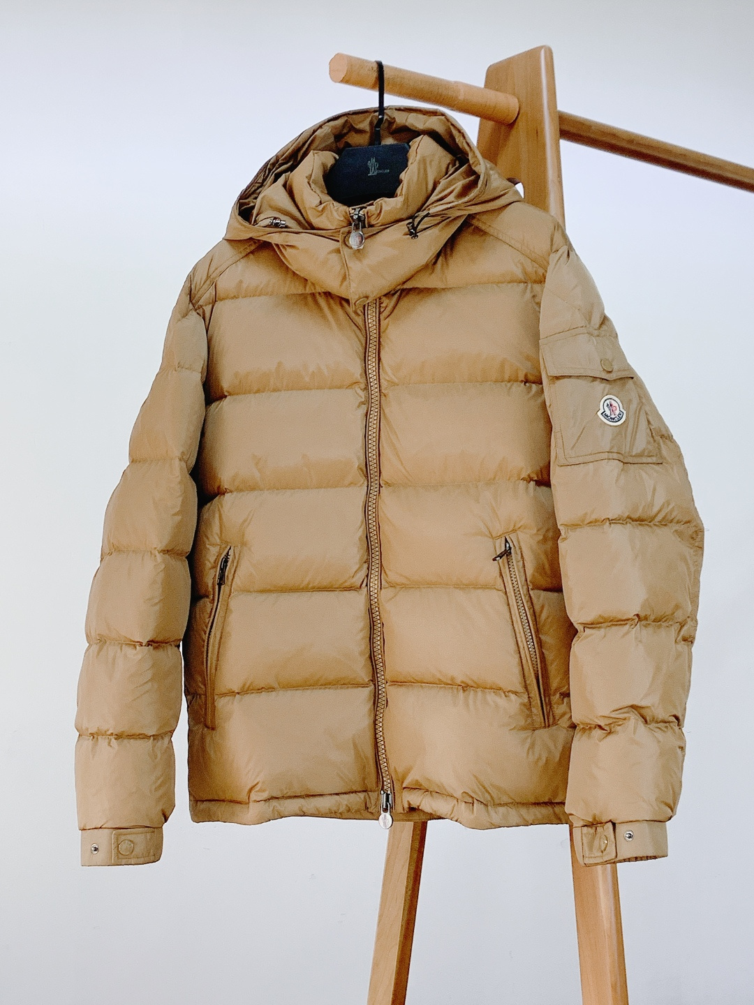 Moncler 蒙口 Vezere羽绒服 经典基因里的轻暖质感。采用Longue Saison专属面料，