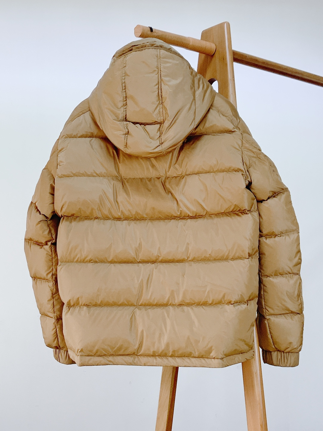 Moncler 蒙口 Vezere羽绒服 经典基因里的轻暖质感。采用Longue Saison专属面料，