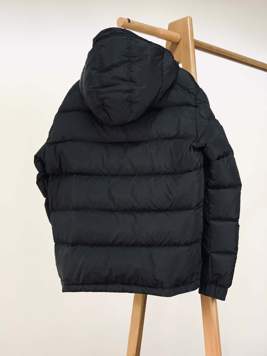 Moncler 蒙口 Vezere羽绒服 经典基因里的轻暖质感。采用Longue Saison专属面料，