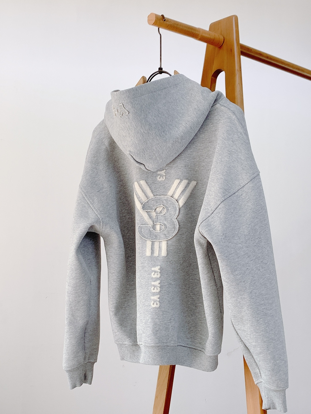 Y-3 山本耀司 2025FW秋冬新品连帽拉链卫衣。甄选420g高密全棉毛圈面料，采用新疆长绒棉双股纱线