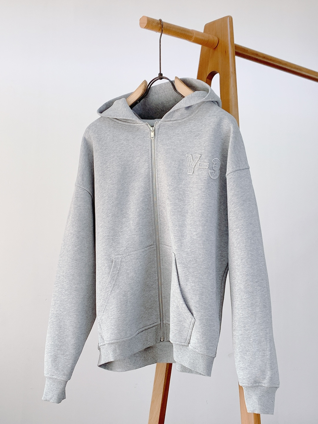 Y-3 山本耀司 2025FW秋冬新品连帽拉链卫衣。甄选420g高密全棉毛圈面料，采用新疆长绒棉双股纱线