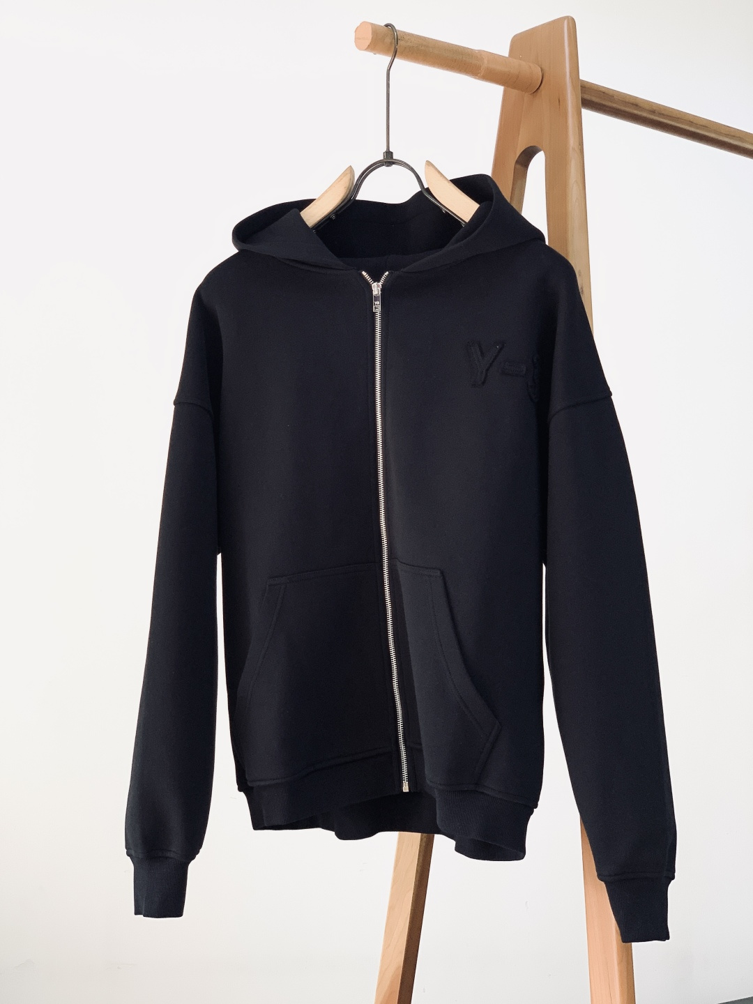 Y-3 山本耀司 2025FW秋冬新品连帽拉链卫衣。甄选420g高密全棉毛圈面料，采用新疆长绒棉双股纱线