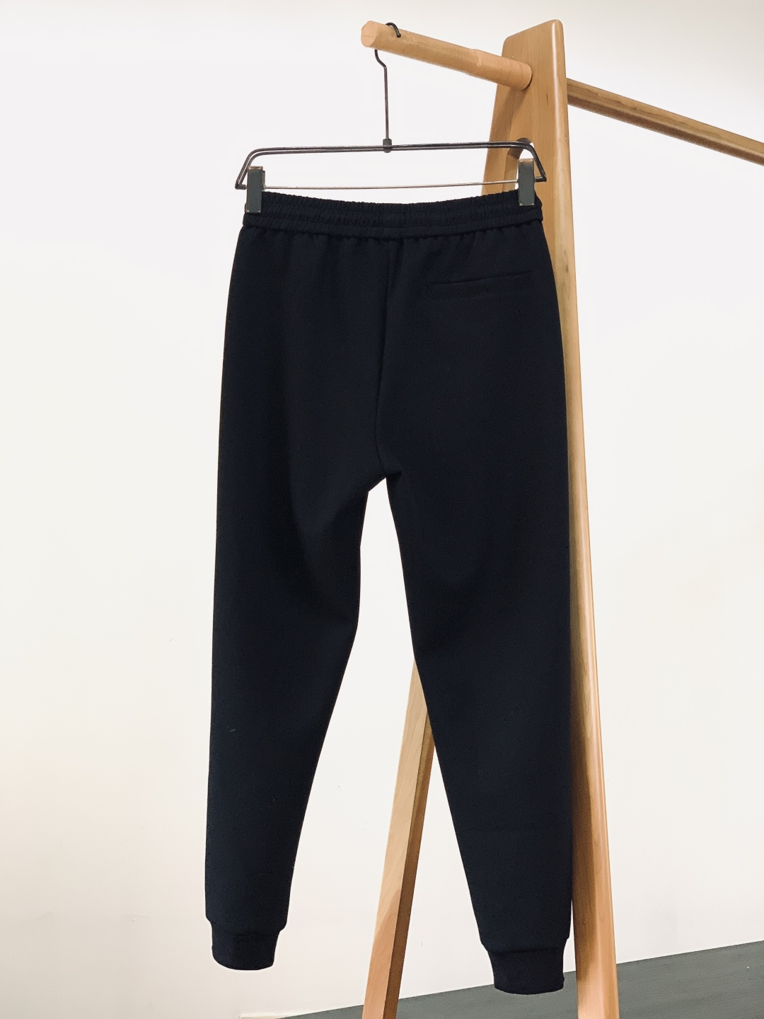 LouisVuitton 路易威登 2025FW秋冬新品黑调珠绣套装。衣身与裤装的LV字母采用珍珠绣工艺