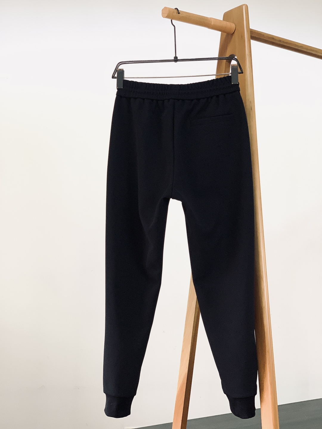 LouisVuitton 路易威登 2025FW秋冬新品黑系刺绣套装。衣身与裤装的标识字母采用立体刺绣工