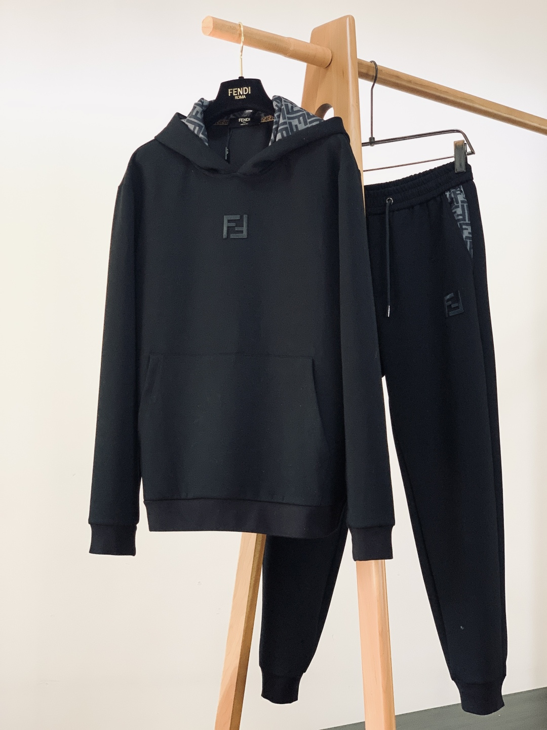 ￼Fendi 芬迪 2025FW秋冬新品 时尚休闲套装。立体刺绣的双F标识，不是简单“印上去”，是高密度