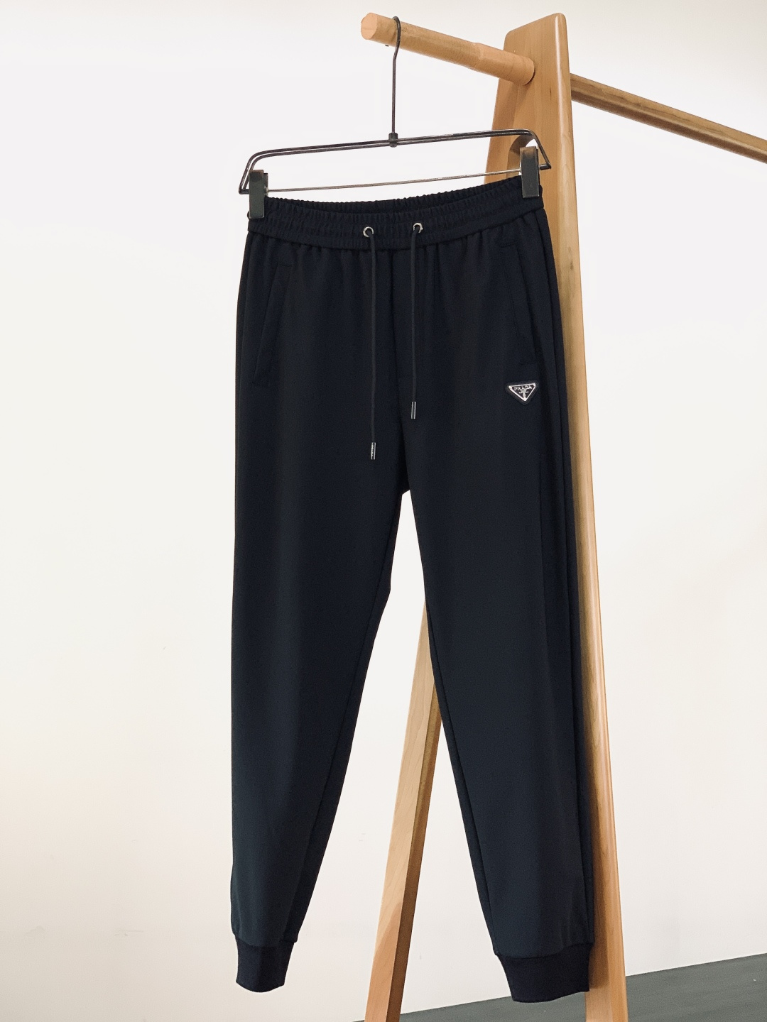 Prada 普拉达 2025FW秋冬新品 时尚休闲套装，进口定制面料打造，舒适透气，质地超赞，客供五金辅