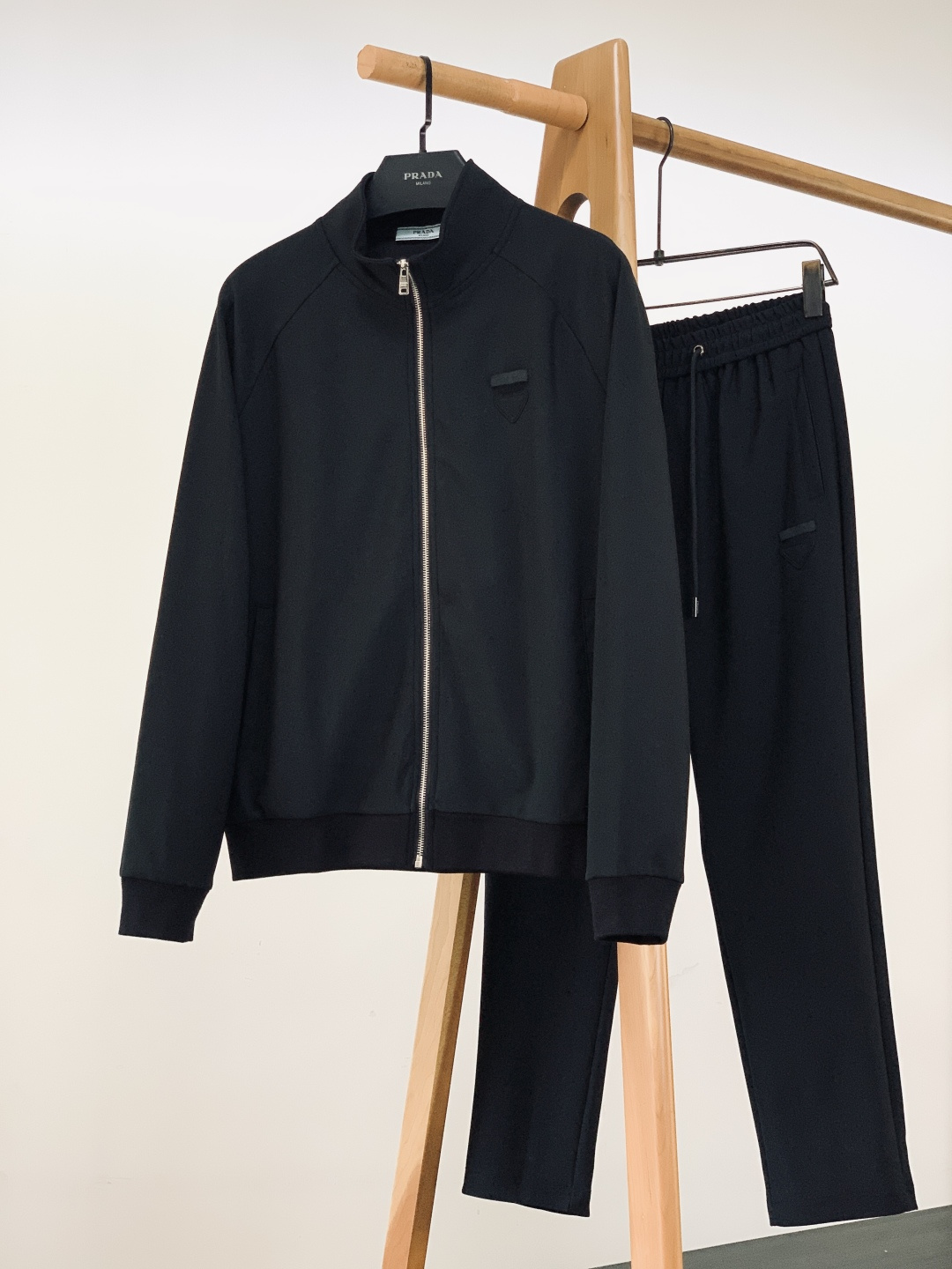 Prada 普拉达 2025FW秋冬新品 时尚休闲套装，进口定制面料打造，舒适透气，质地超赞，客供五金辅