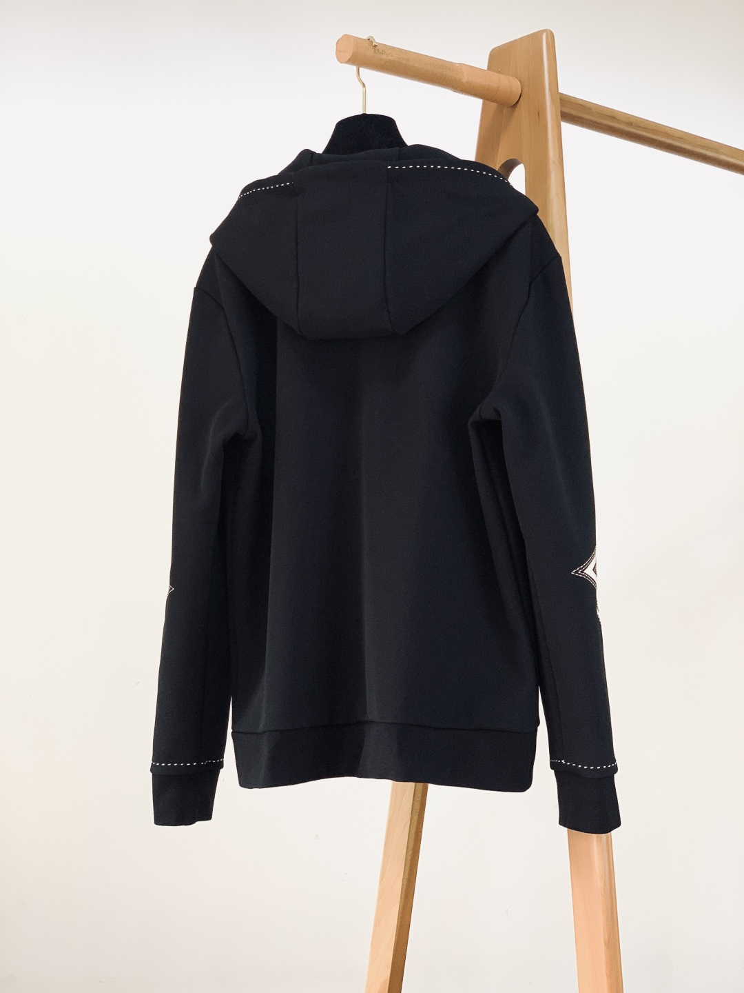 LouisVuitton 路易威登 2025FW秋冬新品黑系刺绣套装。衣身与裤装的标识字母采用立体刺绣工