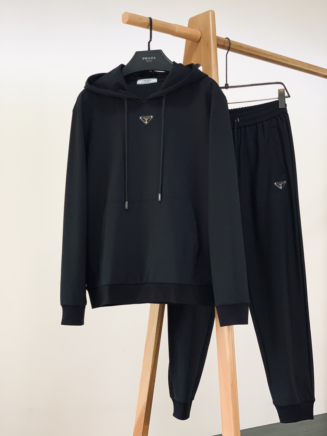 Prada 普拉达 2025FW秋冬新品 时尚休闲套装，进口定制面料打造，舒适透气，质地超赞，客供五金辅