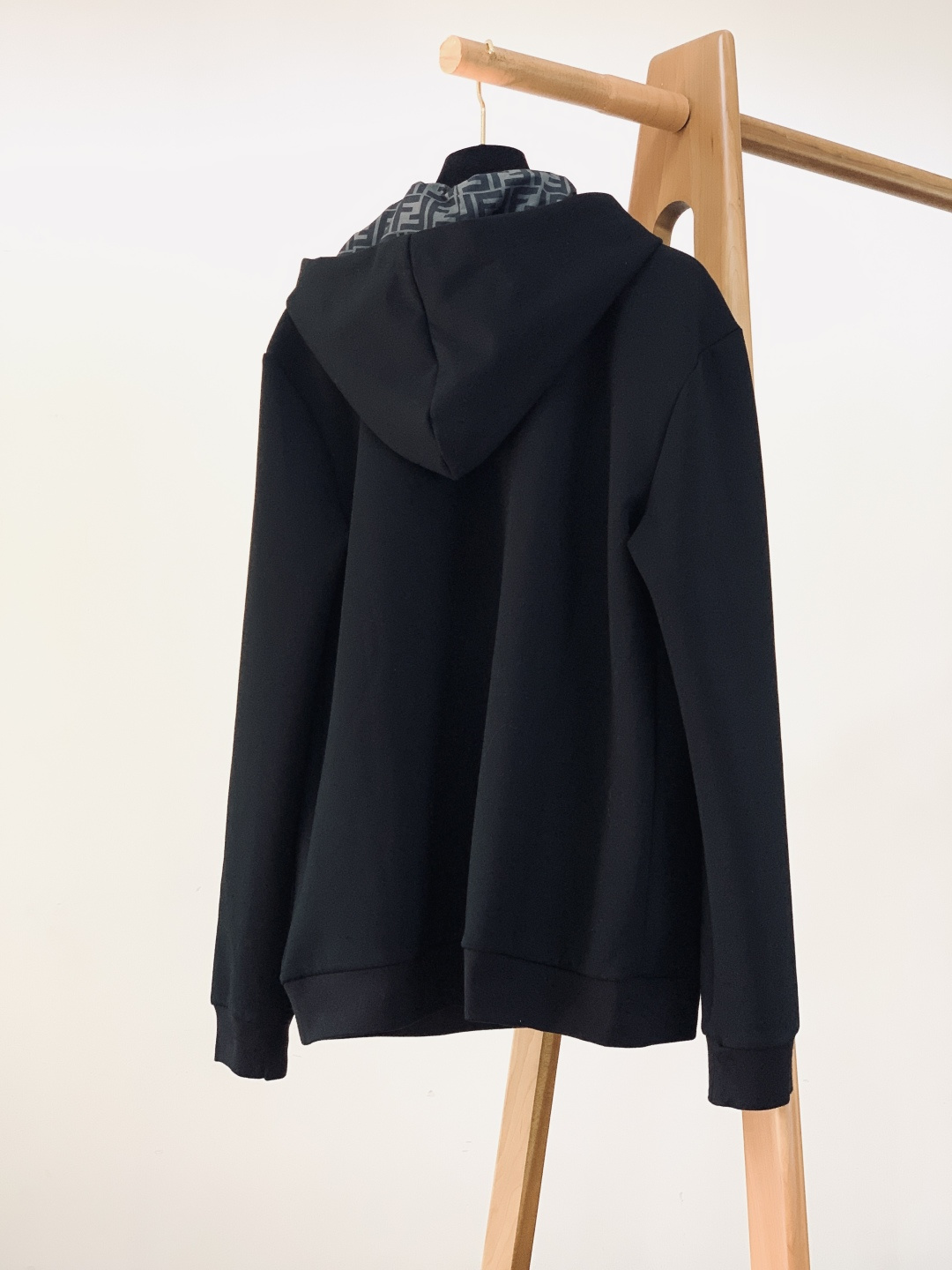 ￼Fendi 芬迪 2025FW秋冬新品 时尚休闲套装。立体刺绣的双F标识，不是简单“印上去”，是高密度