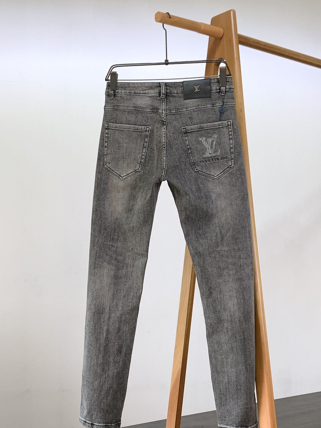 LouisVuitton 路易威登 2025FW秋冬新品高级时装感，重工洗水牛仔裤。面料很特殊，超细精仿