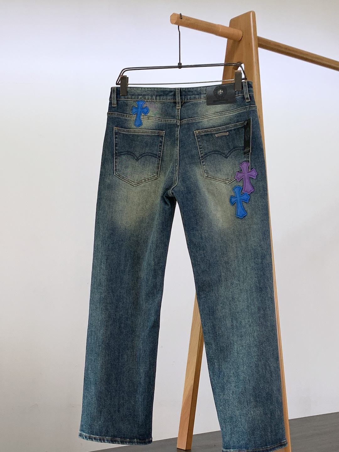 Chrome Hearts 克罗心 高街硬核牛仔裤👖裤身遍布立体皮革十字架刺绣，如同哥特教堂的隐秘符号，