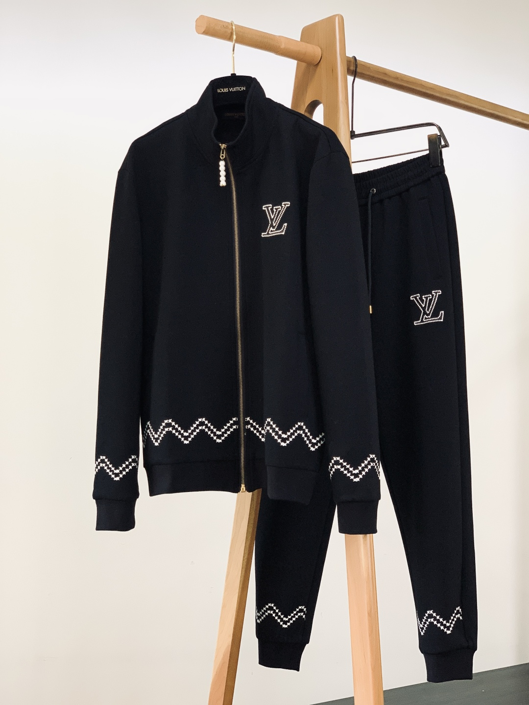 LouisVuitton 路易威登 2025FW秋冬新品黑调珠绣套装。衣身与裤装的LV字母采用珍珠绣工艺