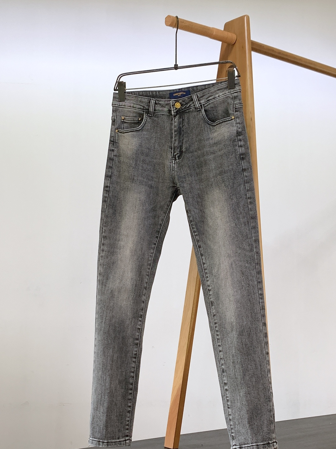 LouisVuitton 路易威登 2025FW秋冬新品高级时装感，重工洗水牛仔裤。面料很特殊，超细精仿