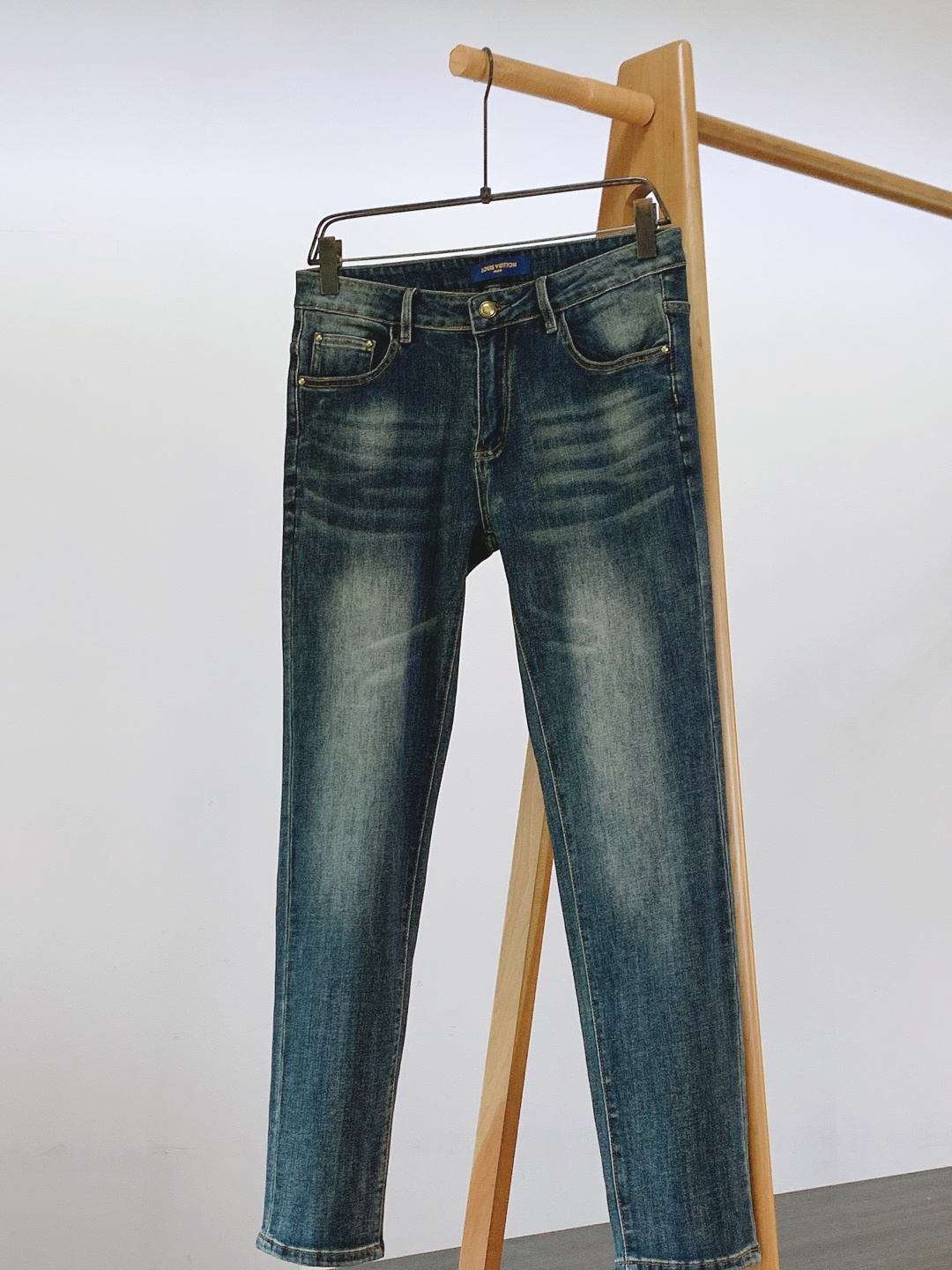 LouisVuitton 路易威登 驴家王炸款牛仔裤👖独爱这一条，弹力直筒牛仔裤…… 重工洗水工艺…..