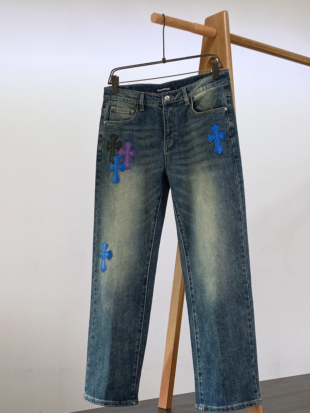 Chrome Hearts 克罗心 高街硬核牛仔裤👖裤身遍布立体皮革十字架刺绣，如同哥特教堂的隐秘符号，