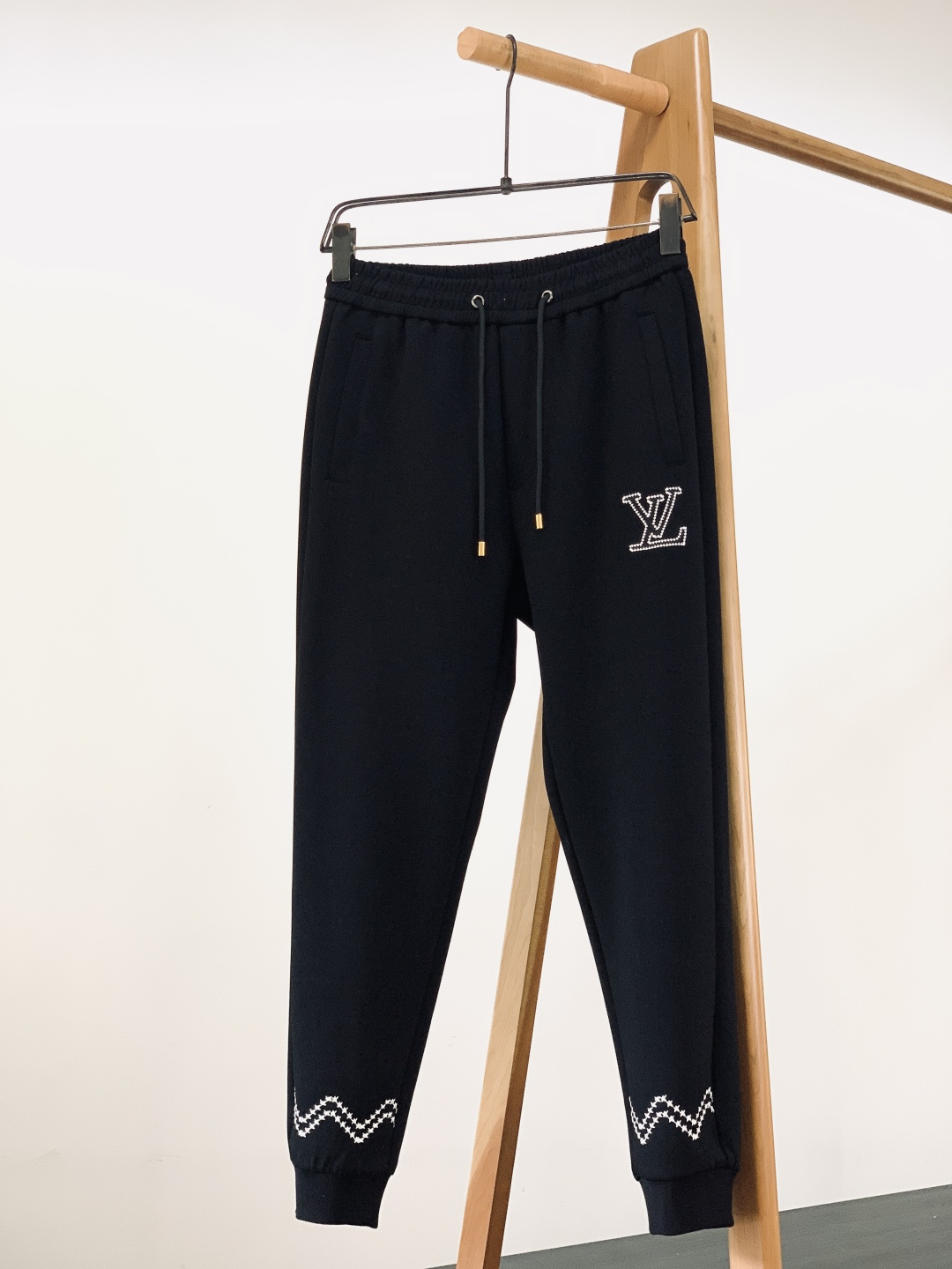 LouisVuitton 路易威登 2025FW秋冬新品黑调珠绣套装。衣身与裤装的LV字母采用珍珠绣工艺