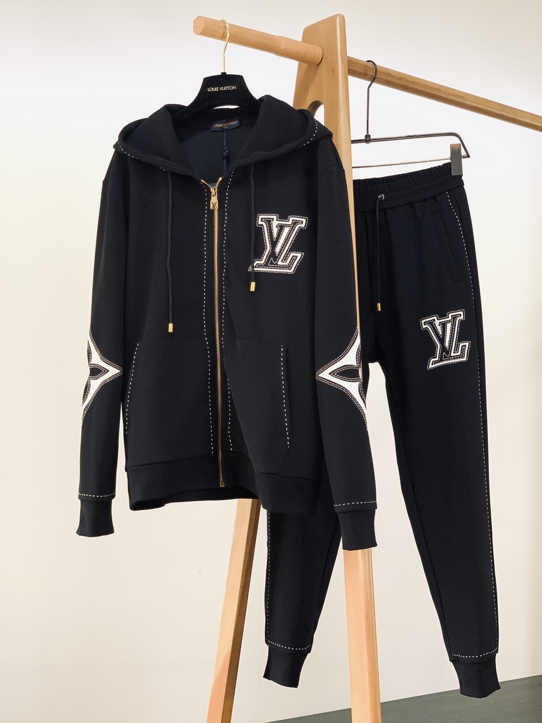 LouisVuitton 路易威登 2025FW秋冬新品黑系刺绣套装。衣身与裤装的标识字母采用立体刺绣工