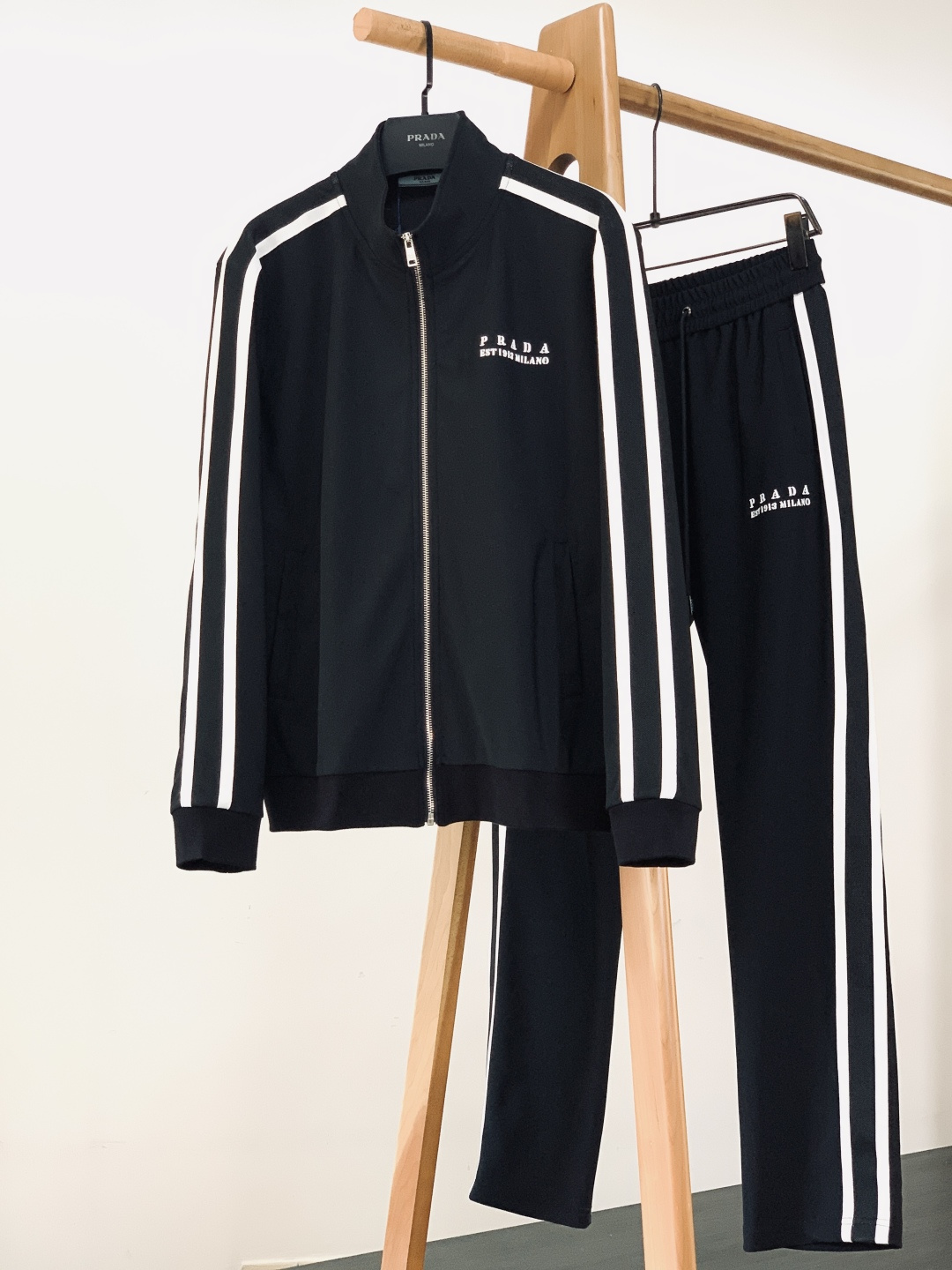 Prada 普拉达 2025FW秋冬新品 休闲织带印花套装，进口定制面料打造，舒适透气，质地超赞，客供五