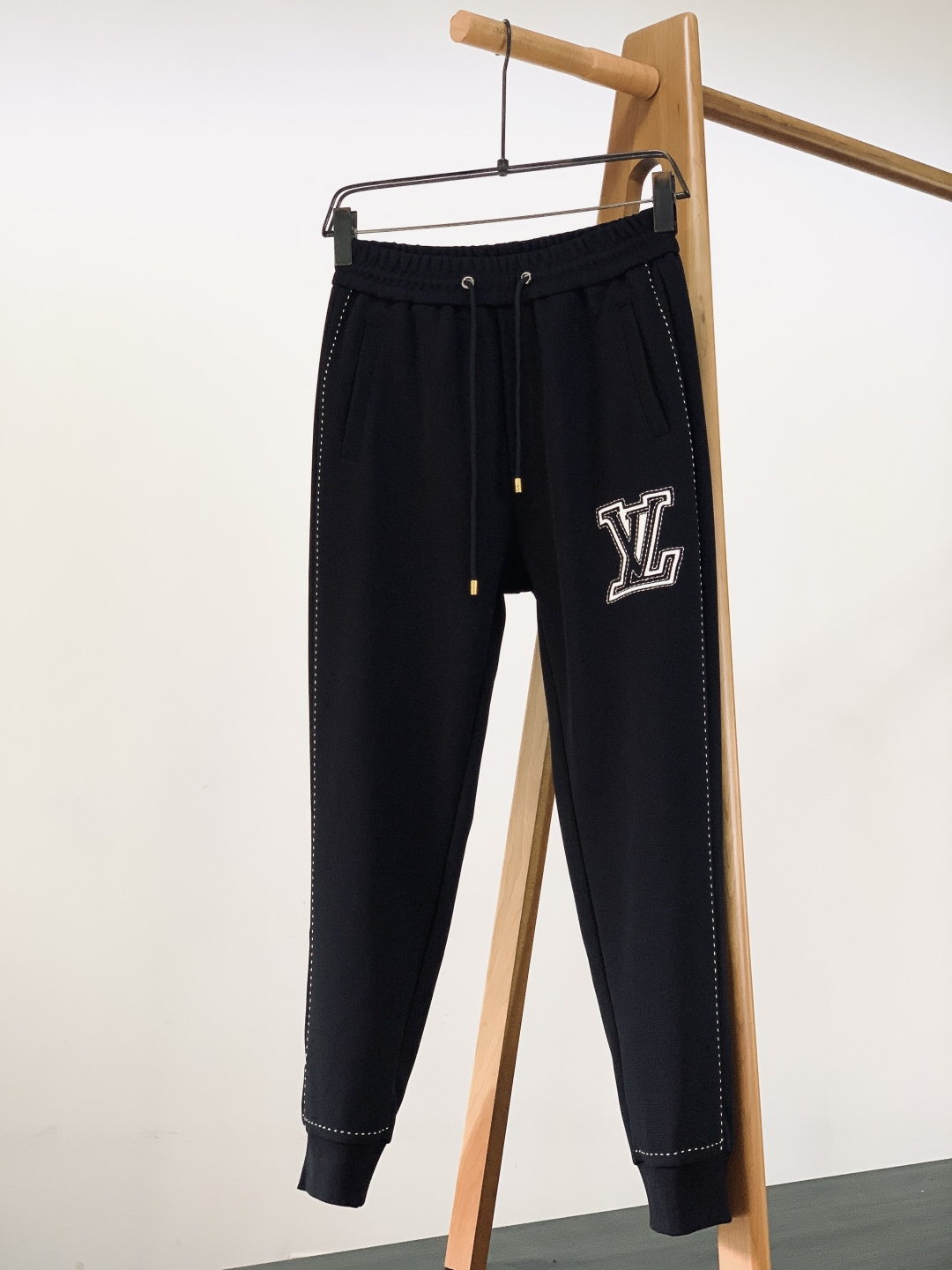 LouisVuitton 路易威登 2025FW秋冬新品黑系刺绣套装。衣身与裤装的标识字母采用立体刺绣工