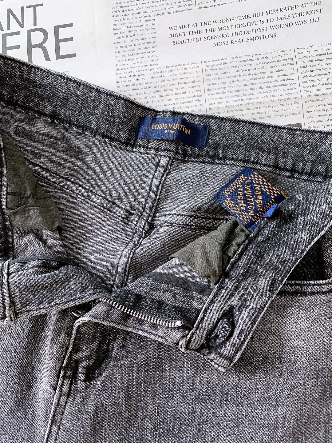 LouisVuitton 路易威登 2025FW秋冬新品高级时装感，重工洗水牛仔裤。面料很特殊，超细精仿