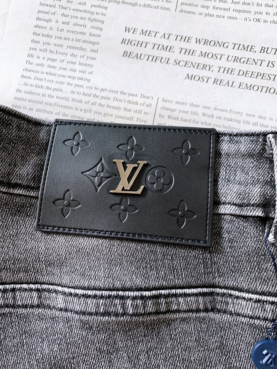 LouisVuitton 路易威登 2025FW秋冬新品高级时装感，重工洗水牛仔裤。面料很特殊，超细精仿