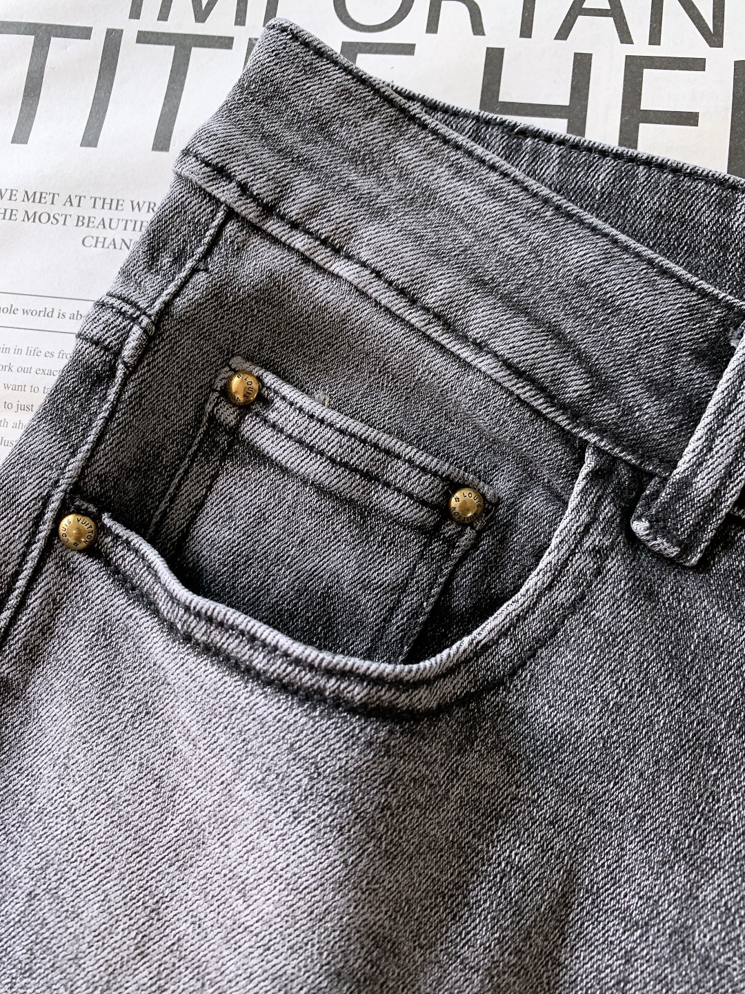 LouisVuitton 路易威登 2025FW秋冬新品高级时装感，重工洗水牛仔裤。面料很特殊，超细精仿