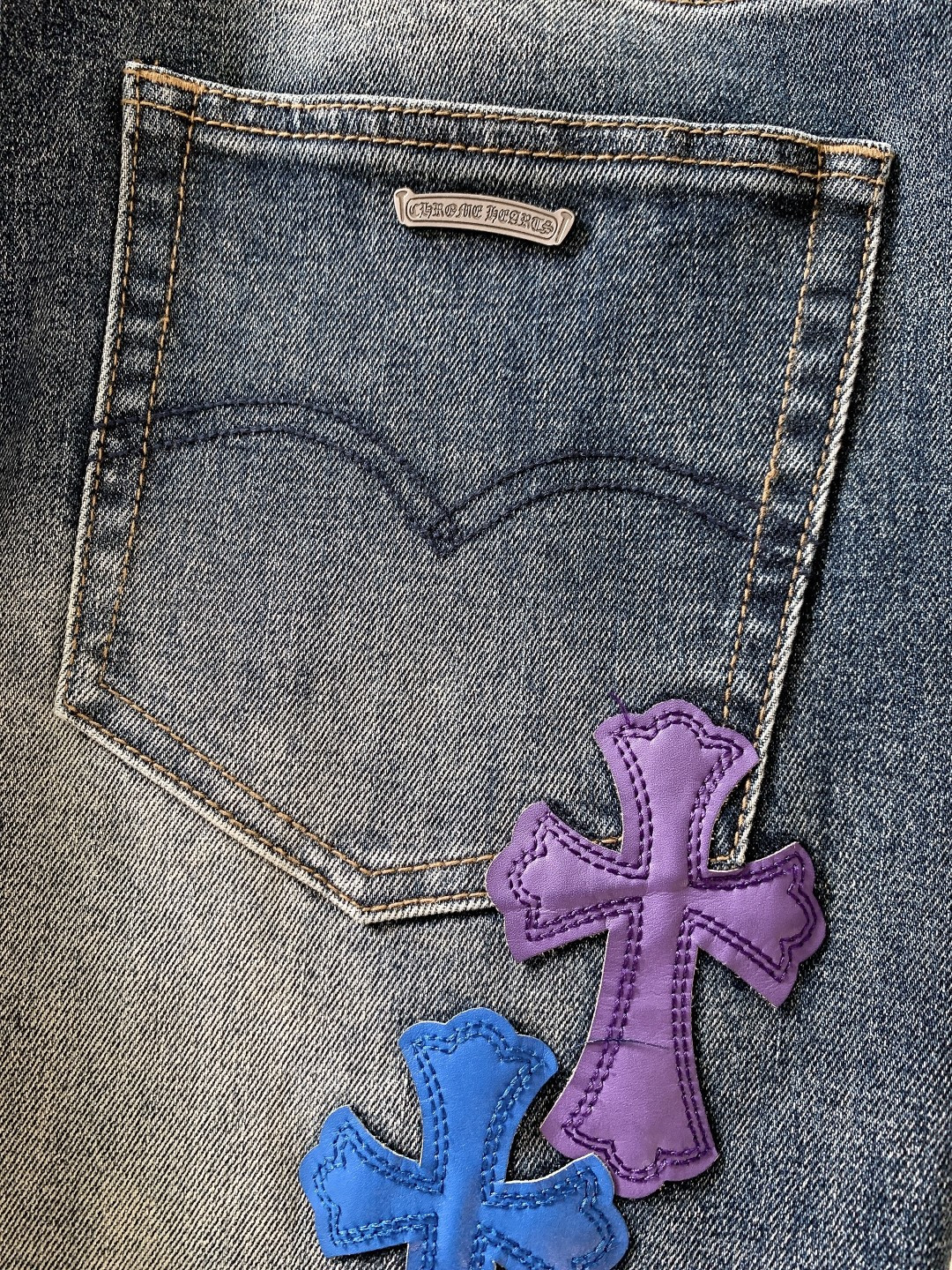 Chrome Hearts 克罗心 高街硬核牛仔裤👖裤身遍布立体皮革十字架刺绣，如同哥特教堂的隐秘符号，
