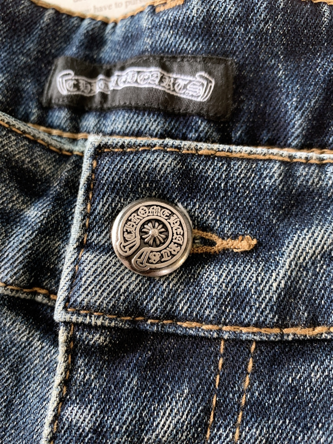 Chrome Hearts 克罗心 高街硬核牛仔裤👖裤身遍布立体皮革十字架刺绣，如同哥特教堂的隐秘符号，