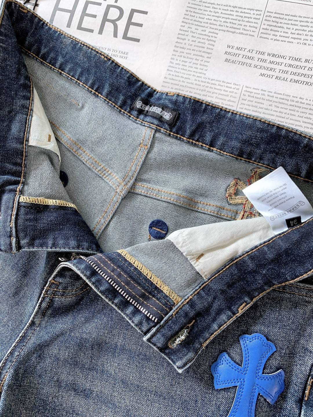 Chrome Hearts 克罗心 高街硬核牛仔裤👖裤身遍布立体皮革十字架刺绣，如同哥特教堂的隐秘符号，
