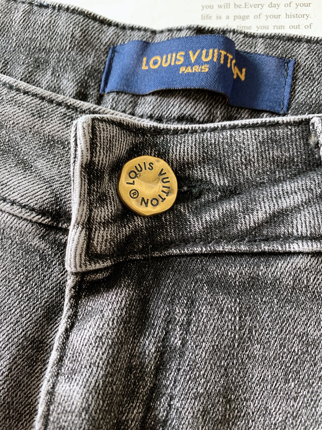 LouisVuitton 路易威登 2025FW秋冬新品高级时装感，重工洗水牛仔裤。面料很特殊，超细精仿