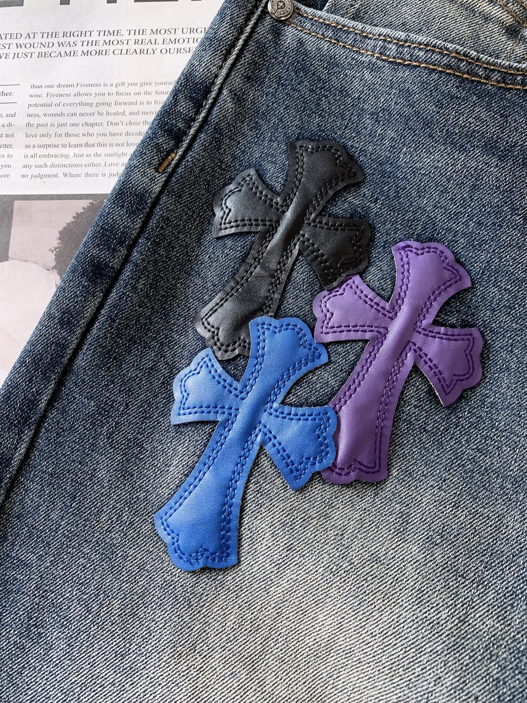 Chrome Hearts 克罗心 高街硬核牛仔裤👖裤身遍布立体皮革十字架刺绣，如同哥特教堂的隐秘符号，